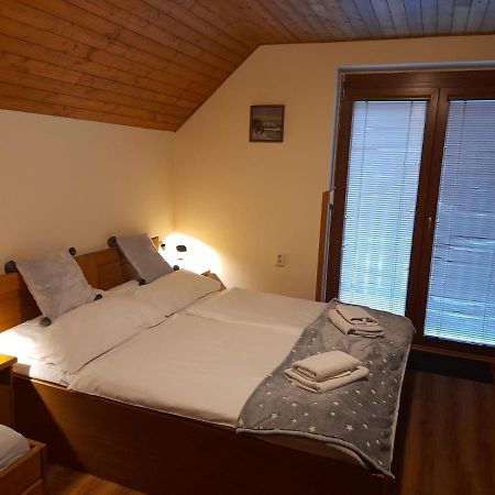 Restaurant A Penzion Pod Draci Skalou Karlštejn Zewnętrze zdjęcie