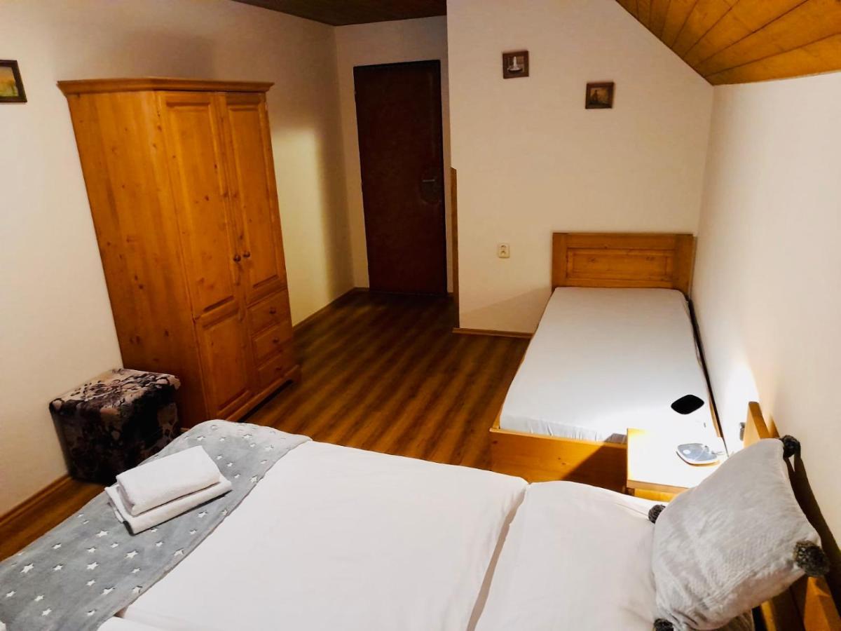Restaurant A Penzion Pod Draci Skalou Karlštejn Zewnętrze zdjęcie