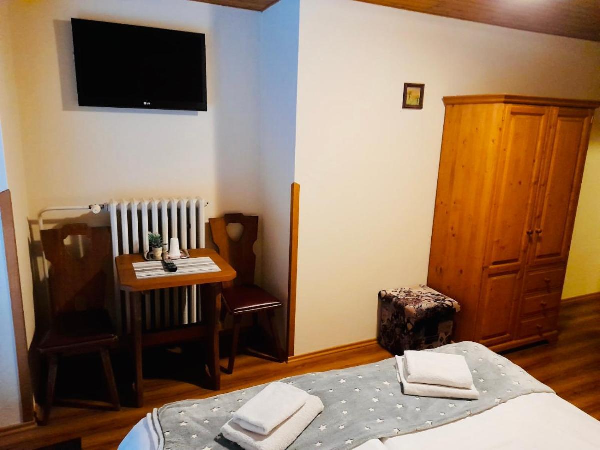 Restaurant A Penzion Pod Draci Skalou Karlštejn Zewnętrze zdjęcie