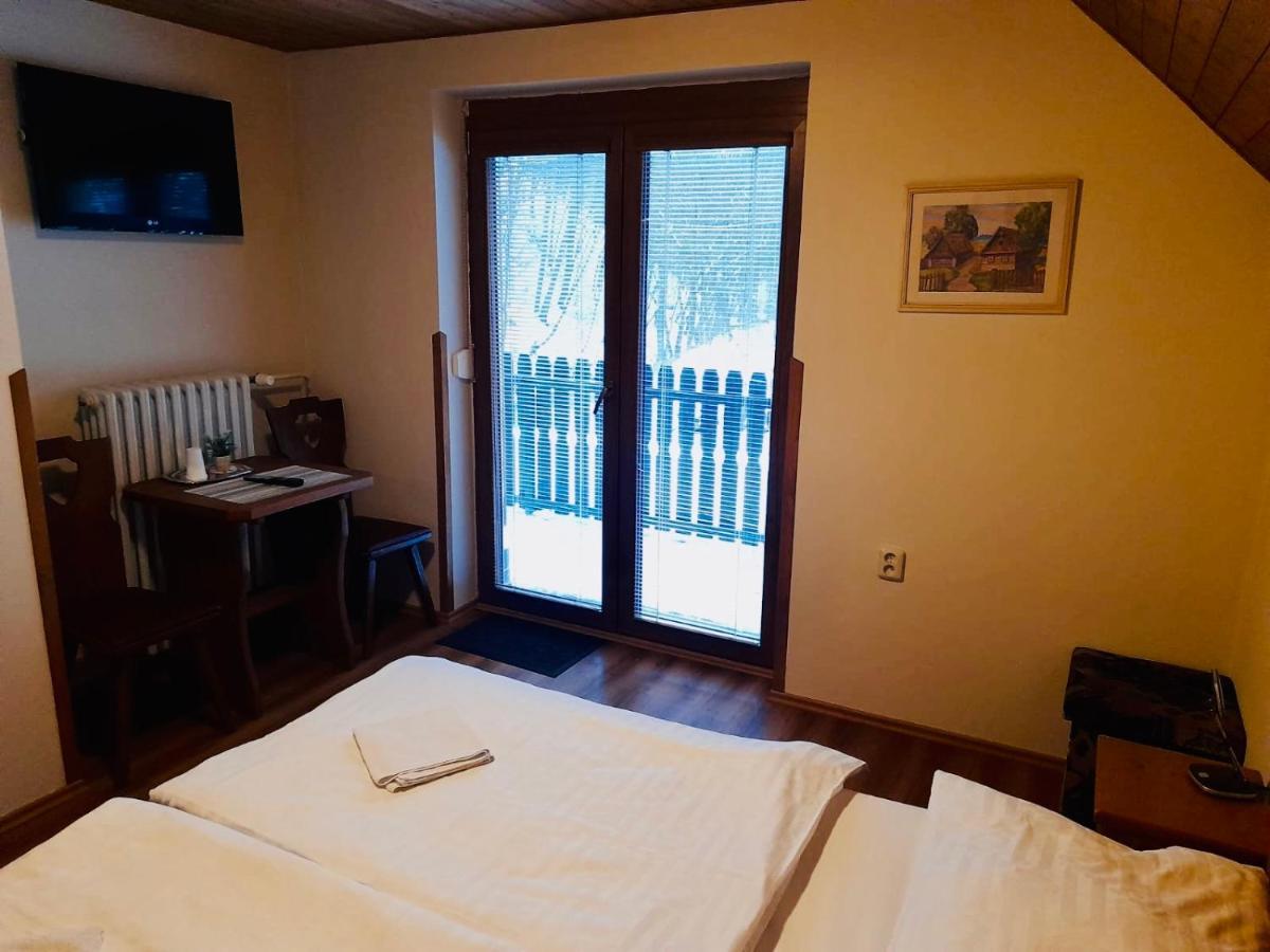 Restaurant A Penzion Pod Draci Skalou Karlštejn Zewnętrze zdjęcie