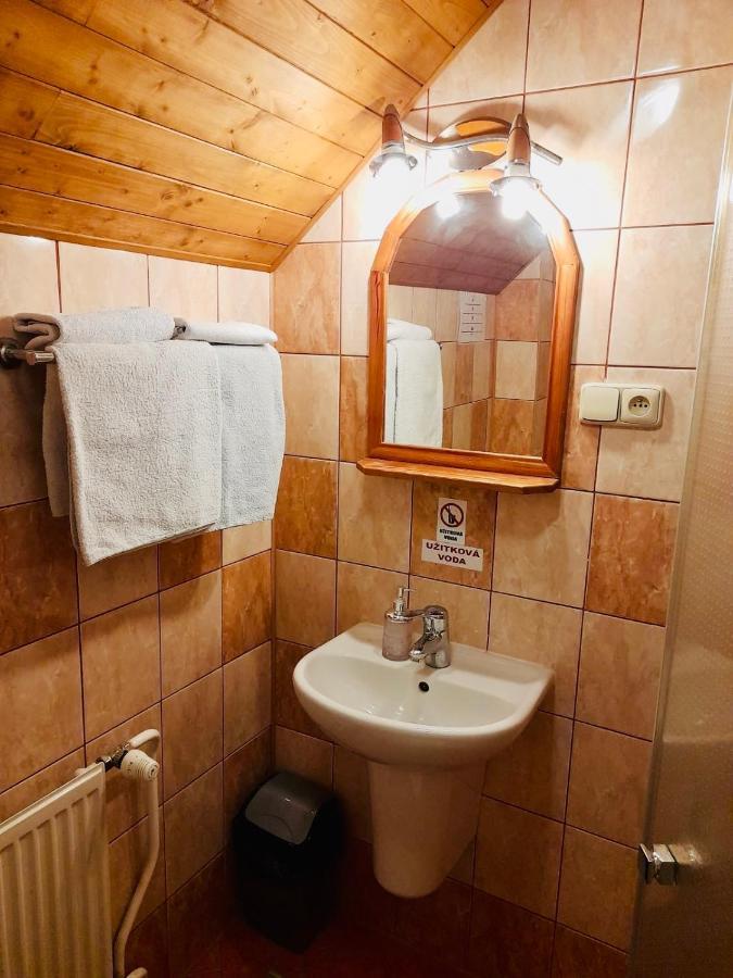 Restaurant A Penzion Pod Draci Skalou Karlštejn Zewnętrze zdjęcie