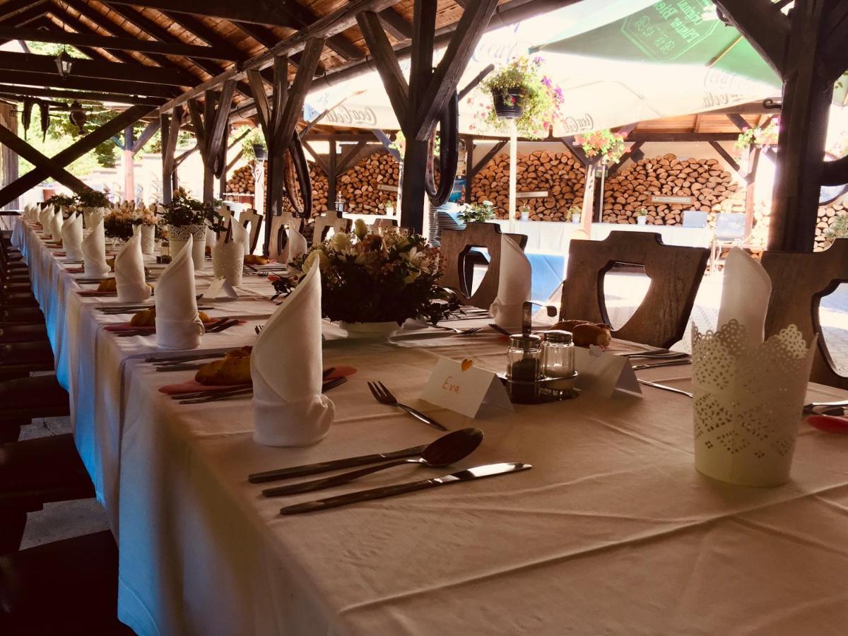 Restaurant A Penzion Pod Draci Skalou Karlštejn Zewnętrze zdjęcie
