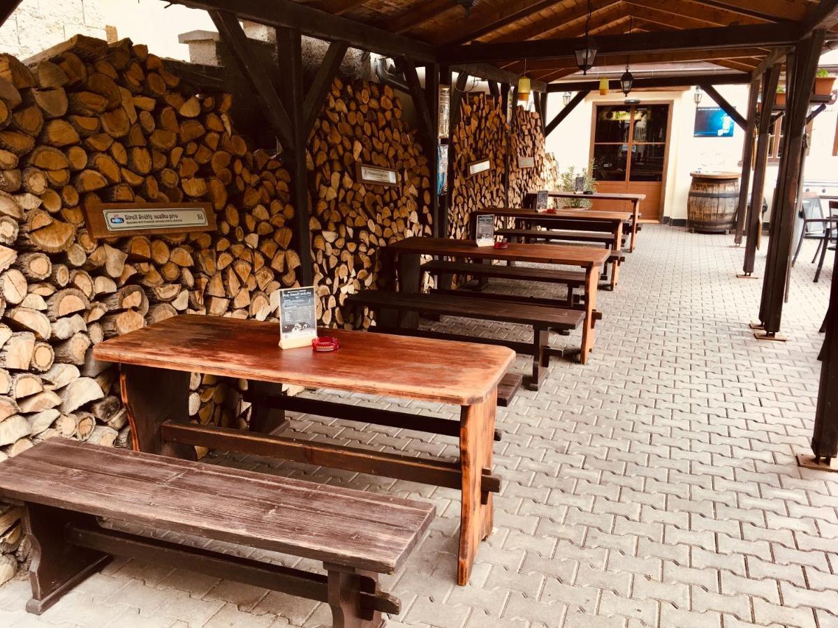 Restaurant A Penzion Pod Draci Skalou Karlštejn Zewnętrze zdjęcie