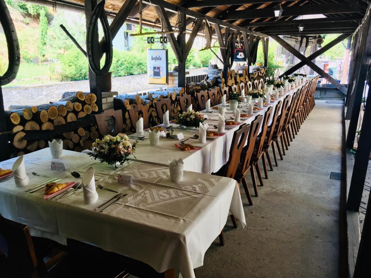 Restaurant A Penzion Pod Draci Skalou Karlštejn Zewnętrze zdjęcie
