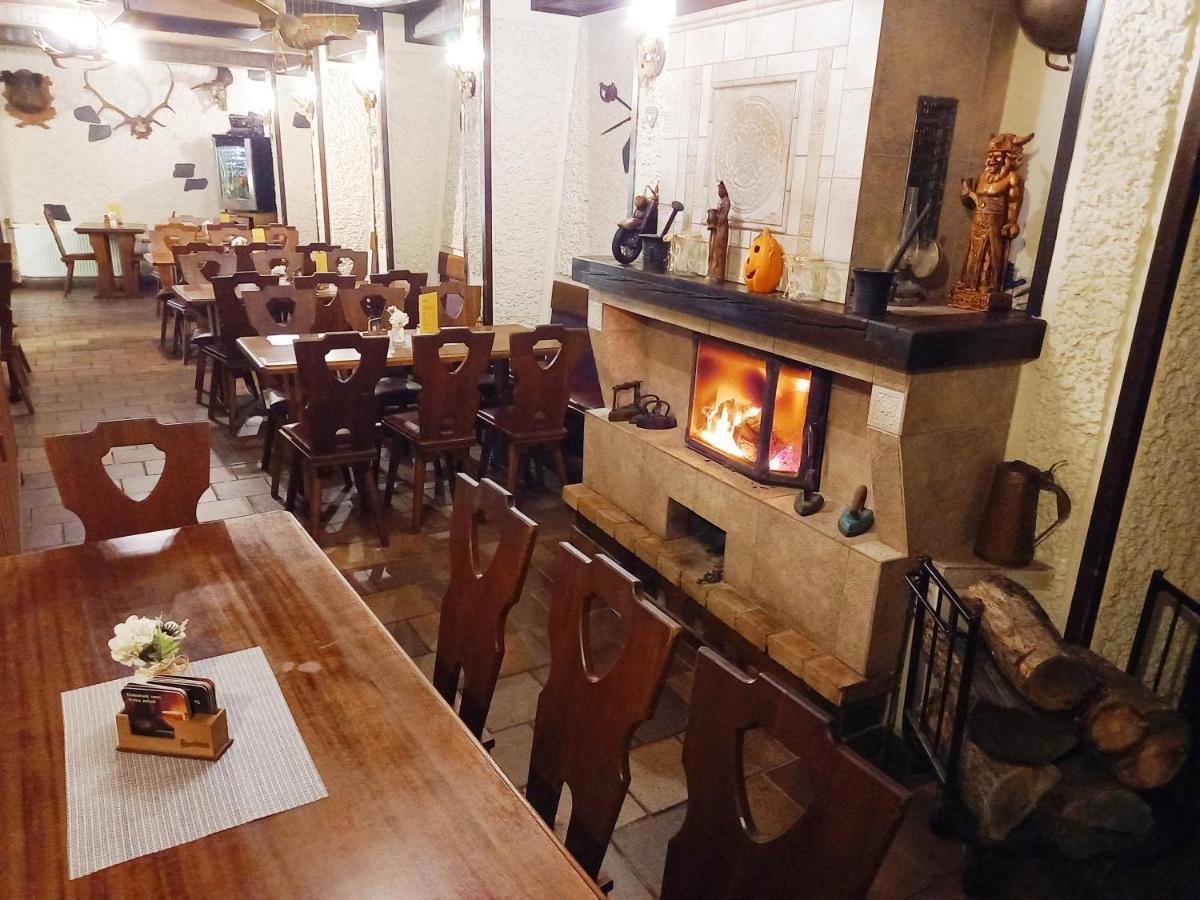 Restaurant A Penzion Pod Draci Skalou Karlštejn Zewnętrze zdjęcie